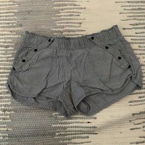 Striped elastic band shorts